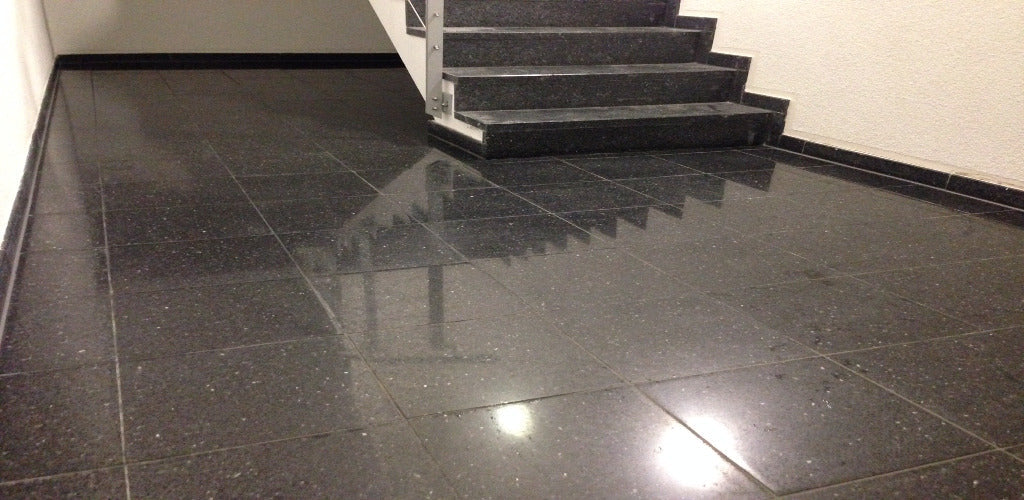 Wie schleife und poliere ich meinen Terrazzo wieder auf Hochglanz?